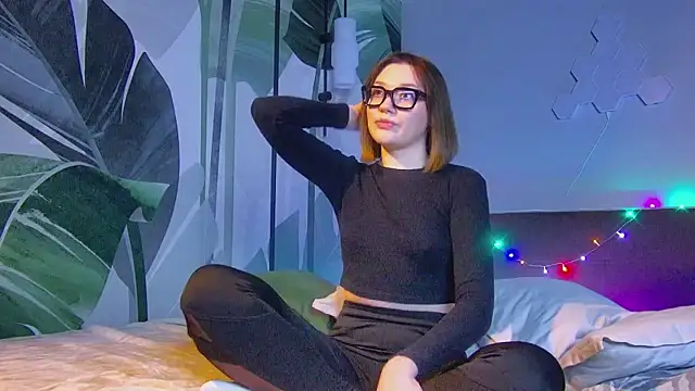 Snapshot of R_I_N_A chatting on 8, 11, 2025 R I N A online show from 8, 11, 2025