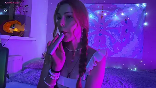 Snapshot of WavesMia chatting on 4, 11, 2025 WavesMia online show from 4, 11, 2025