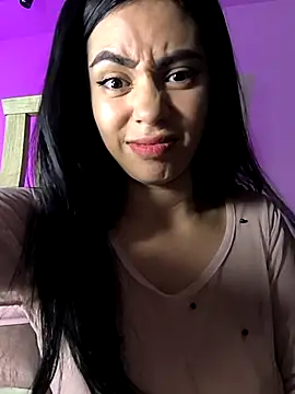 Snapshot of Sara-215 chatting on 4, 12, 2025 Sara-215 online show from 4, 12, 2025