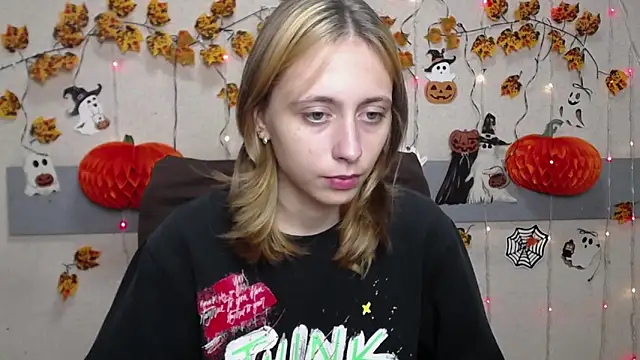 Snapshot of TracyLll chatting on 10, 11, 2025 TracyLll online show from 10, 11, 2025