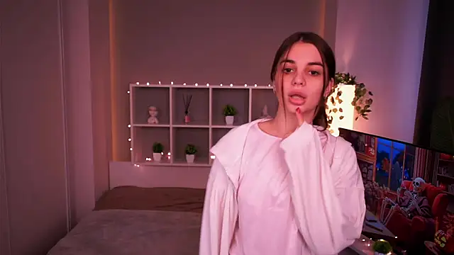 LauraHansil online show from 8, 11, 2025