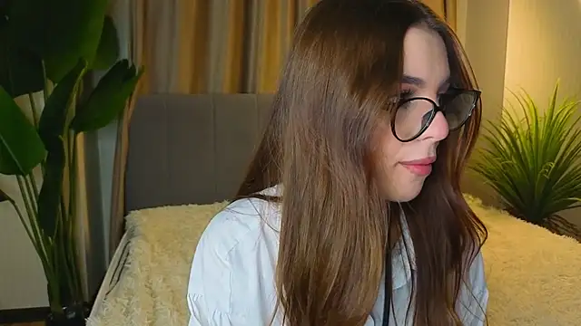 Snapshot of LauraHansil chatting on 7, 5, 2026 LauraHansil online show from 7, 5, 2026