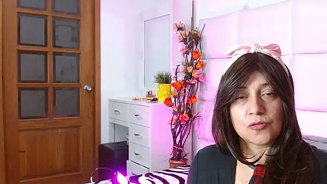 Snapshot of Caroline_belle chatting on 13, 11, 2025 Caroline belle online show from 13, 11, 2025