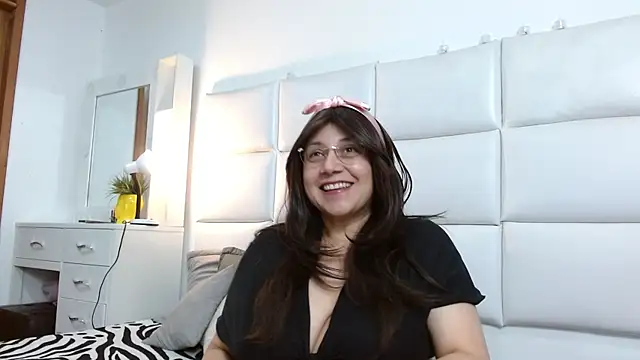 Snapshot of Caroline_belle chatting on 21, 11, 2025 Caroline belle online show from 21, 11, 2025