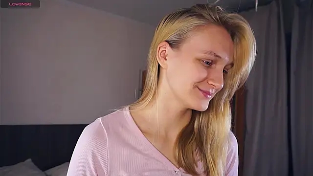 Snapshot of DierdreJacobsohn chatting on 18, 11, 2025 DierdreJacobsohn online show from 18, 11, 2025