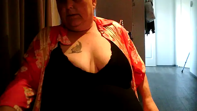 Snapshot of Sylviastar46 chatting on 4, 6, 2026 Sylviastar46 online show from 4, 6, 2026