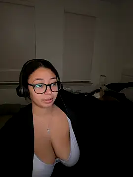 Snapshot of minha_baby chatting on 18, 11, 2025 minha baby online show from 18, 11, 2025