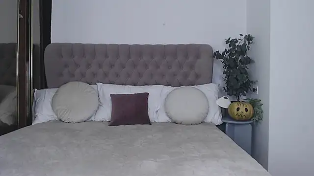 Sandra angel  online show from 9, 11, 2025