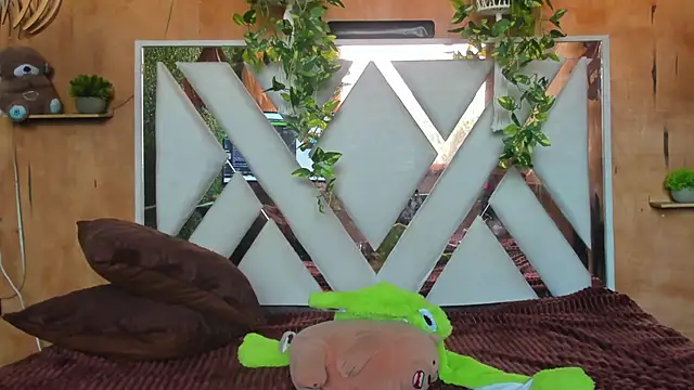 Leo Glow online show from 9, 3, 2026