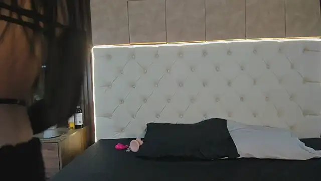 Snapshot of Camiila_rosse chatting on 8, 11, 2025 Camiila rosse online show from 8, 11, 2025