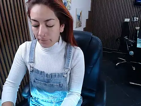 Snapshot of desk_desire chatting on 14, 11, 2025 desk desire online show from 14, 11, 2025