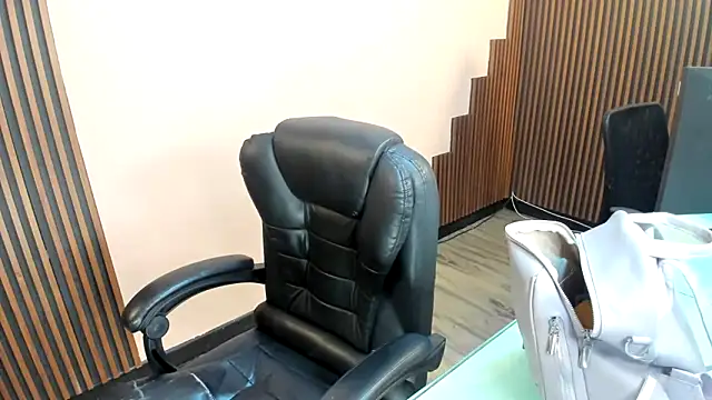 Snapshot of desk_desire chatting on 16, 12, 2025 desk desire online show from 16, 12, 2025