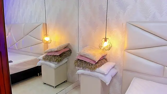 Snapshot of laurettedela_rouse chatting on 14, 12, 2025 laurettedela rouse online show from 14, 12, 2025