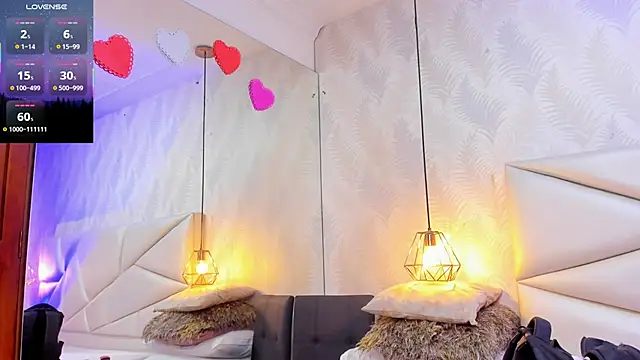 Snapshot of laurettedela_rouse chatting on 15, 12, 2025 laurettedela rouse online show from 15, 12, 2025