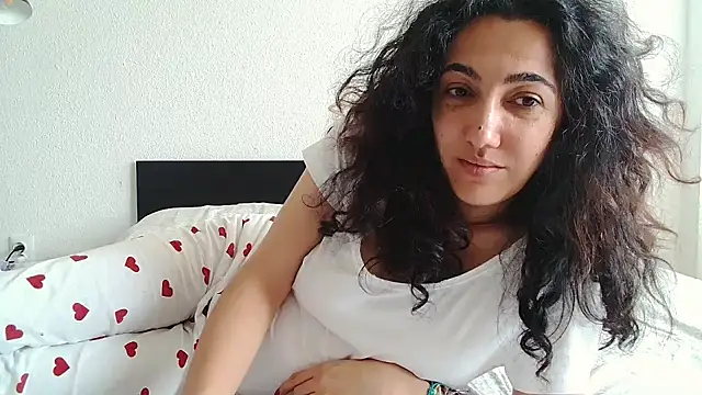 Snapshot of CharmingPearl chatting on 25, 11, 2025 CharmingPearl online show from 25, 11, 2025