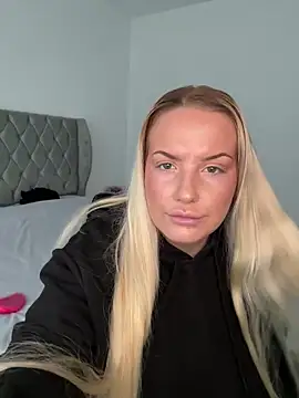 Snapshot of LeahLovexx chatting on 4, 11, 2025 LeahLovexx online show from 4, 11, 2025