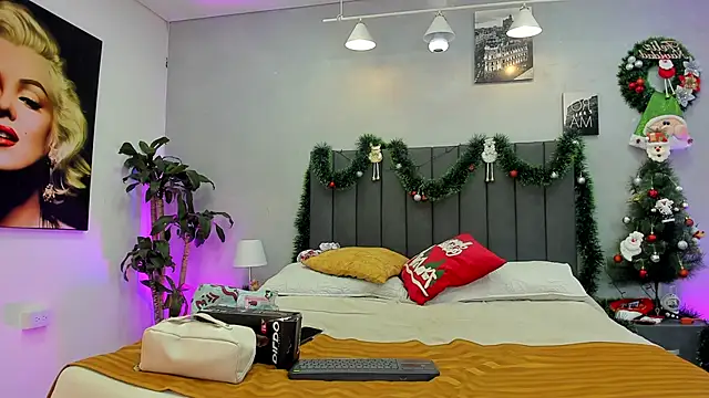 Snapshot of kendra_london chatting on 15, 12, 2025 kendra london online show from 15, 12, 2025