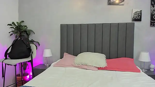 Snapshot of kendra_london chatting on 5, 2, 2026 kendra london online show from 5, 2, 2026