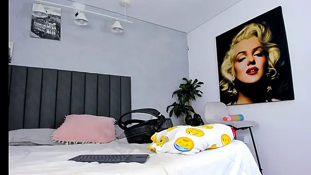 Snapshot of kendra_london chatting on 10, 3, 2026 kendra london online show from 10, 3, 2026