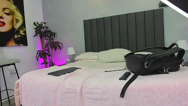 Snapshot of kendra_london chatting on 16, 4, 2026 kendra london online show from 16, 4, 2026