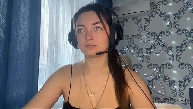 Snapshot of TwotyBright chatting on 2, 12, 2025 TwotyBright online show from 2, 12, 2025