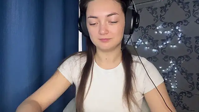 Snapshot of TwotyBright chatting on 3, 12, 2025 TwotyBright online show from 3, 12, 2025