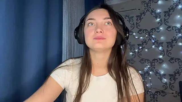 Snapshot of TwotyBright chatting on 5, 12, 2025 TwotyBright online show from 5, 12, 2025