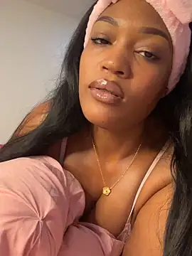 Snapshot of PrincessDreamm chatting on 6, 11, 2025 PrincessDreamm online show from 6, 11, 2025