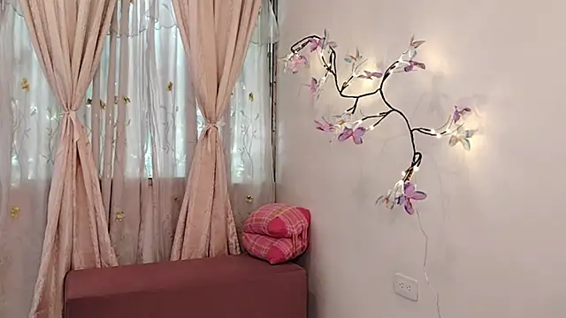 Snapshot of Bella_Exhibition chatting on 20, 4, 2026 Bella Exhibition online show from 20, 4, 2026