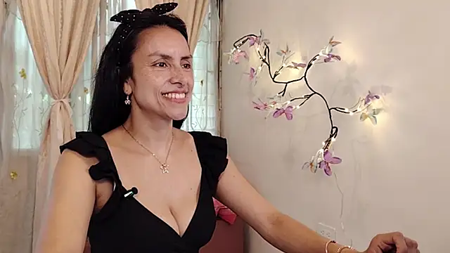 Snapshot of Bella_Exhibition chatting on 22, 4, 2026 Bella Exhibition online show from 22, 4, 2026