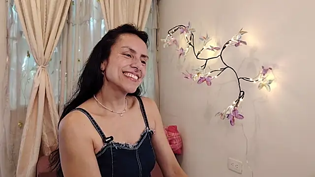 Snapshot of Bella_Exhibition chatting on 6, 5, 2026 Bella Exhibition online show from 6, 5, 2026