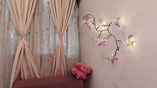 Snapshot of Bella_Exhibition chatting on 25, 5, 2026 Bella Exhibition online show from 25, 5, 2026