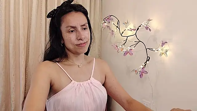 Snapshot of Bella_Exhibition chatting on 27, 5, 2026 Bella Exhibition online show from 27, 5, 2026
