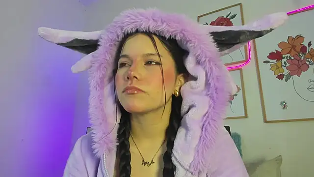 Snapshot of violettabond chatting on 26, 11, 2025 violettabond online show from 26, 11, 2025