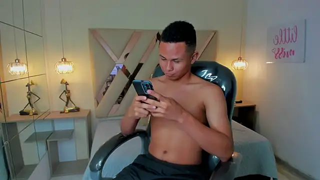 Snapshot of Liams18 chatting on 16, 11, 2025 Liams18 online show from 16, 11, 2025