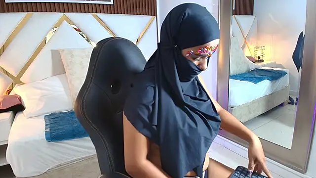 Snapshot of _Aliya_ chatting on 6, 11, 2025 Aliya online show from 6, 11, 2025