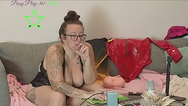 Snapshot of JadeStarUK chatting on 26, 6, 2026 JadeStarUK online show from 26, 6, 2026