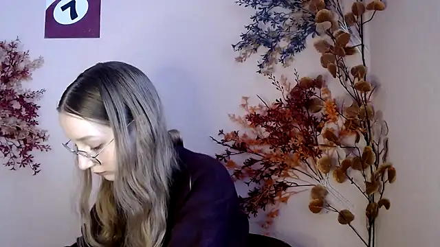 Snapshot of Curlyyy_Girl chatting on 17, 11, 2025 Curlyyy Girl online show from 17, 11, 2025