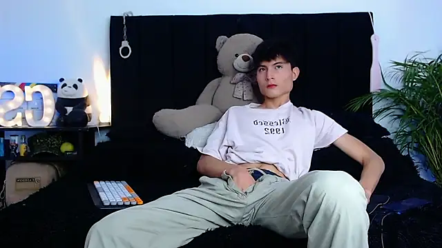 Snapshot of thomasbennett_ chatting on 7, 11, 2025 thomasbennett online show from 7, 11, 2025