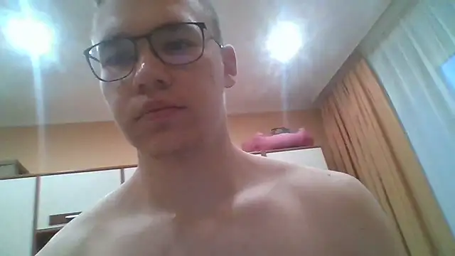 Snapshot of Yminoske chatting on 8, 11, 2025 Yminoske online show from 8, 11, 2025