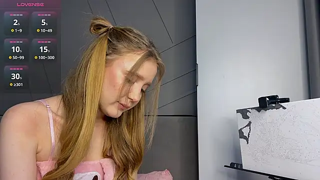 MiraJuicyJune online show from 5, 3, 2026