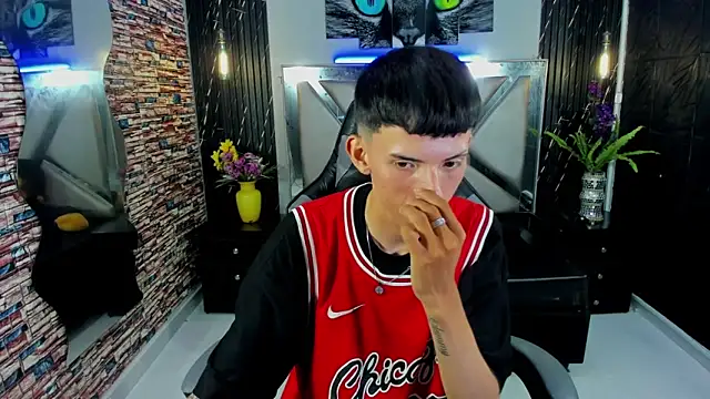 Snapshot of Arthur_Loui chatting on 8, 11, 2025 Arthur Loui online show from 8, 11, 2025