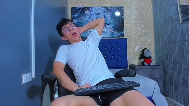 Snapshot of ElanGiraldo chatting on 3, 7, 2026 ElanGiraldo online show from 3, 7, 2026