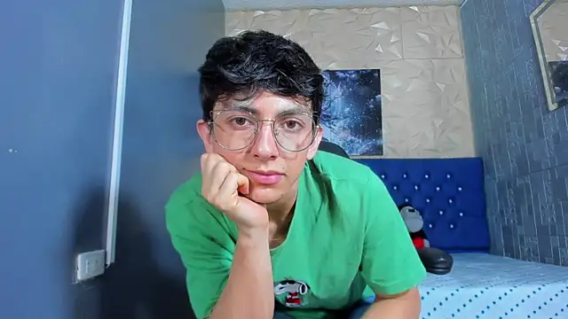 Snapshot of ElanGiraldo chatting on 4, 7, 2026 ElanGiraldo online show from 4, 7, 2026