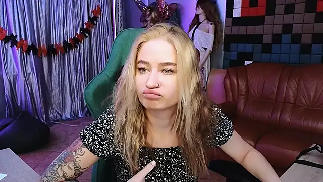 Snapshot of LeilaUvrays chatting on 10, 11, 2025 LeilaUvrays online show from 10, 11, 2025