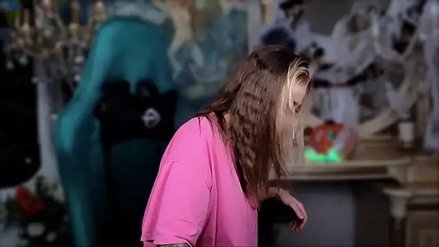 Snapshot of LeilaUvrays chatting on 11, 11, 2025 LeilaUvrays online show from 11, 11, 2025