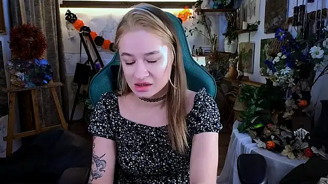 Snapshot of LeilaUvrays chatting on 15, 11, 2025 LeilaUvrays online show from 15, 11, 2025