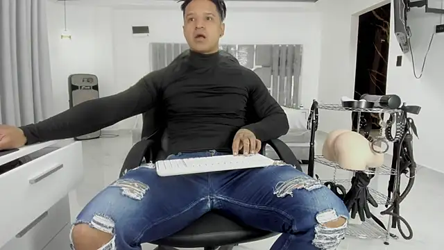 Snapshot of master_leather chatting on 10, 5, 2026 master leather online show from 10, 5, 2026