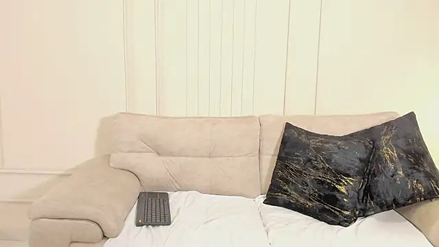 Naomi Lynn online show from 4, 12, 2025