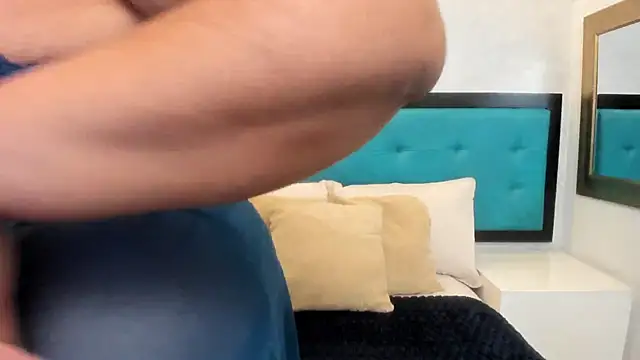 ViickyLee online show from 3, 12, 2025